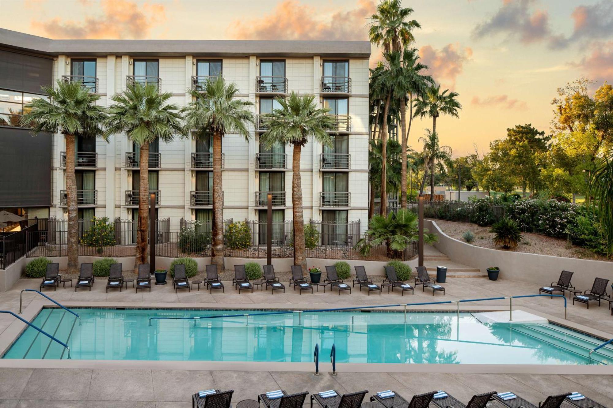 Embassy Suites By Hilton Phoenix Biltmore Exterior foto